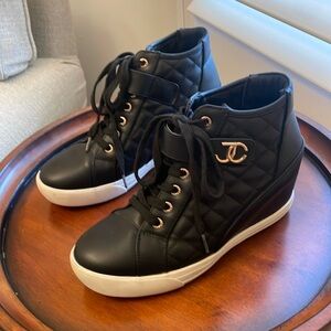 Juicy Couture Journey Hidden Wedge Sneakers Women’s Size 8.5 Used.